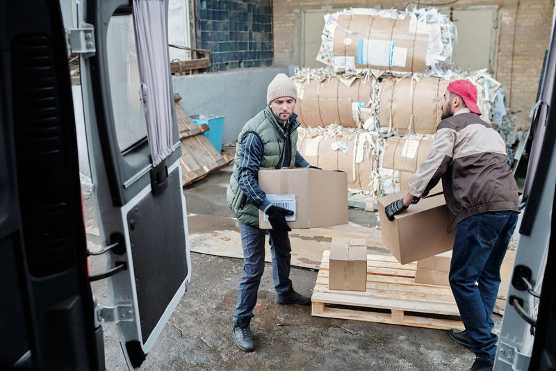 Paletten werden an der Rampe verladen